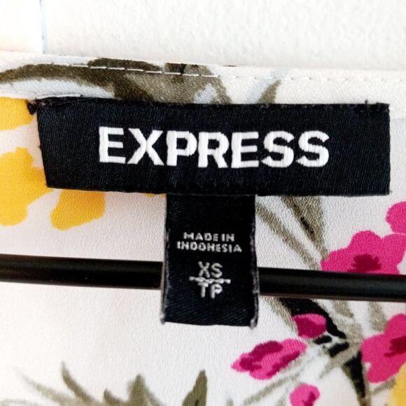 Express V-Neck Floral Print Top - Picture 7 of 8